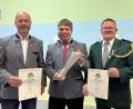 Bild: nza
Dritter Gausportleiter Thomas Glaser (von links), Schütze Andreas Heinz und Gauschützenmeister Wolfgang Schlicht vom Gau Steinwald nahmen den Pokal und die Urkunden ihrer Mannschaften bei der Siegerehrung mit Freude entgegen.