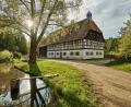 Bild: Florian Trykowski/www.bayern.by
Diese alte Mühle ist im Freilandmuseum Neusath-Perschen zu bewundern. Die Mühlen gehörten zu den Keimzellen des modernen Maschinenbaus: Die Müller wussten um die Technik, die es zum Mahlen bedurfte.