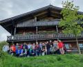 Bild: Alexander Hecht/exb
Die Reisegruppe auf dem Söller Bromberg vor dem Bergdoktor-Wohnhaus „Gruberhof“ mit den Reiseleitern Anni König und Alexander Hecht.