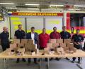 Bild: xri
Bürgermeister Edgar Knobloch überreichte an die Kommandanten Alexander Richter, Carsten Englhardt, Marco Arnold, Manfred Krauß, Siegfried Regner und Mario Schneider 130 nagelneue Pager mit einem Gesamtwert von rund 70.000 Euro.