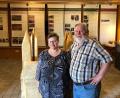 Bild: mis
Im Dokumentationszentrum Slawische Besiedlung in Weiding bei Nabburg erleben die Besucher eine Zeitreise von der Steinzeit bis ins späte Mittelalter. Die Vorsitzende des Johannivereins, Sabine Stangl, und der Ortsheimatpfleger und Experte für Archäologie Heinrich Schwarz stehen vor einen in ganz Bayern einzigartigen Brunnen, gefunden im Schwarzachtal.