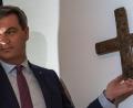 Bild: Peter Kneffel/dpa/Archivbild
Markus Söder hängt ein Kreuz im Eingangsbereich der bayerischen Staatskanzlei auf.