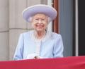 Bild: Jonathan Brady/dpa 
Königin Elizabeth II. beobachtet vom Balkon des Buckingham Palace aus die Geburtstags-Parade Trooping the Colour am ersten von vier Tagen der Feierlichkeiten zum Platinjubiläum der Queen