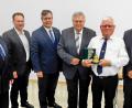 Bild: hai
Sie gaben dem Jubelverein mit Vorsitzendem Edmund Bruckner (Zweiter von rechts) die Ehre: der Geschäftsführer des Volksbundes deutscher Kriegsgräberfürsorge, Robert Fischer, Altbürgermeister Manfred Porsch, von der evangelischen Kirche Marcus Köppel, Bürgermeister Christian Porsch und der Vizepräsident und oberfränkische Bezirksvorsitzende des Bayerischen Soldatenbundes, Dr. Klaus-Dieter Nitzsche (von rechts).