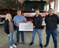 Bild: gz
Im Namen der Feuerwehr Eslarn überreichen Kommandant Georg Rauch (von rechts) und Vorsitzender Jürgen Bösl an Anton Wild, den Vorsitzenden der Ukrainehilfe, einen 300-Euro- Scheck. Feuerwehrfrau Alexandra Wild übergibt die bei der Vatertagsfeier gesammelten 150 Euro.