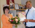 Bild: fvo
Bürgermeister Josef Beimler übergibt an Sieglinde Zielbauer Urkunde und Blumenstrauß zum 25-jährigen Dienstjubiläum.