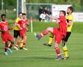 Bild: Thomas Schrems
Der Steinmühler Johannes Wührl (rechts) versucht Sebastian Lindner von der SG Marktredwitz bei der Ballannahme zu stören. Der SV Steinmühle verlor das Relegationsspiel unglücklich im Elfmeterschießen.