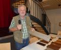 Bild: rn
Johann Krottenthaler stellte Muster von Thermoholz vor, das an Stelle von Teak sogar auf der Gorch Fock Verwendung fand.