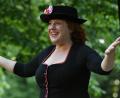 Bild: Petra Hartl
Luise Kinseher schlüpfte auf der Freilichtbühne auf dem Frohnberg in etliche Rollen und die Kabarettistin zeigte sich in jeder davon in Bestform.