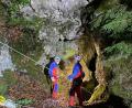 Bild: Bergwacht, Maximilian Knab/exb
Mehrere Stunden lang waren die Bergwachten bei einer Höhlenrettung in der Nacht zum Sonntag im Einsatz. In der Bismarckgrotte, die auf Hirschbacher Gemeindegebiet liegt, war ein 29-Jähriger verunglückt.