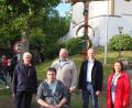 Bild: Maria Schlögl/exb
Über das neue Dorfkreuz in Oberköblitz freuten sich (von links) Albert Wildenauer, Reinhold Hauer, Hartinger Erwin, Konrad Kiener und Maria Schlögl.