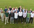 Bild: hcz
Franz Bäumler (vorne, Fünfter von rechts) bleibt 1. Vorsitzender des FC Weiden- Ost. Links und rechts neben ihm: Marco Meier und Werner Anzenberger, die 2. und 3. Vorsitzenden.