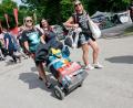 Bild: Löb Daniel/dpa
Angie (l-r), Coco und Tanja kommen mit Bier auf dem Camping-Gelände zum Open-Air-Festival "Rock im Park" an.
