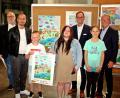 Bild: R. Kreuzer
Maxim Maul und Lena Wirz (vorne, von links) belegen den 1. Platz, Emilija Pezer den 2. Platz. Mit ihnen freuen sich (von links) Ewald Zenger, Florian Vogel vom Stadtjugendring, Robert Stahl (Sparkasse Nordoberpfalz) und Bürgermeister Reinhold Wildenauer.