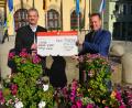 Bild: dob
Bürgermeister Andreas Wutzlhofer (links) und Sparkassenvorstandsvorsitzender Gerhard Hösl (rechts) beschenken etliche Vereine aus der Großgemeinde und darüber hinaus mit Spendengeldern von insgesamt 7500 Euro.