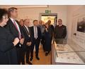 Bild: jr
Begleitet von zahlreichen Vertretern der Lokalpolitik unternahm Ministerpräsident Markus Söder (Zweiter von links) einen Rundgang durch das Theres-Neumann-Museum. Links im Bild Kunsthistorikerin Elisabeth Vogl, rechts Architekt Gerhard Plaß.