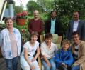 Bild: soj
Zu ihrem Geburtstag gratulierten Waltraud Nickl (sitzend) Enkelin Anika (vorne, von links), Enkel Simon und Tochter Tonia Nickl sowie (hinten, von links) Christa Schiener, Sohn Michael Nickl, Pfarrer Anish George und Bürgermeister Wolfgang Söllner.