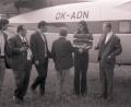 Bild: Stadtarchiv Weiden, Sammlung Bonkoß
8. Juni 1972. Todesschütze Lubos Adamica (Ringelpullover) vor dem entführten Flugzeug. Neben ihm stehen Weidener Kripobeamte. Zweiter von links ist der damalige NT-Polizeireporter Heinz Hoffmannbeck.