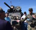 Bild: bö
Die wendigen Schützenpanzer des 1. Bataillons des 4. Infanterieregiments hatten es den Bürgermeistern angetan. Sie nutzten die Möglichkeit zu einem Laser-simulierten Schuss und durften ins Gelände mitfahren.