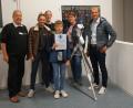 Bild: wel
Vorsitzender Johann Köppl (Dritter von links) und seine Mitarbeiter der "Sternenfreunde" freuen sich zusammen mit Bürgermeisterin Anita Forster und Frank Steffens, den Sohn des Stiftungsvorstands (rechts) über den 20 000sten Besucher der Volkssternwarte, Tim Schuberth.