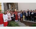 Bild: soj
Nach dem Gottesdienst trafen sich die Firmlinge auf dem Kirchplatz zu einem Foto und zu Gesprächen mit Bischof Rudolf Voderholzer (Mitte).