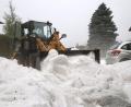 Bild: Davor Knappmeyer/dpa
Kein Schnee, sondern Hagel: Ein Radlader im Einsatz in Weiler im Allgäu.