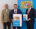 Bild: jp
Bei der Übergabe des Förderbescheids (von links): MdL Harald Schwartz, Bürgermeister Stefan Braun und Finanz- und Heimatminister Albert Füracker.