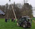 Bild: gz
Mit Schwalben und einem Traktor stellten die Imker den Maibaum auf.