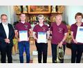 Bild: wku
Ehrungen im Posaunenchor Königstein: (von links) Dekanatsposaunenchorleiter Kurt Lehnerer überreicht Norbert Rüppel und Irene Zeyher Urkunden für 25 Jahre. Mit im Bild ihr Ausbilder Georg Blendinger und Chorleiterin Bettina Blendinger-Schröck mit der Jubiläumsurkunde für den 100 Jahre alten Chor.