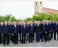 Bild: fdl
Der Männerchor Ehenfeld freut sich auf das 70. Gründungsfest am 12. Juni. Vorne, Dritte5r von rechts, Chorleiterin Saskia Krügelstein, rechts neben ihr der Vereinsvorsitzende Wolfgang Falk.