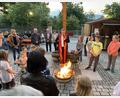 Bild: Holger Popp/exb
Pfarrer Martin Besold segnete das Pfingstfeuer.