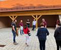 Bild: Theaterverein Eschenbach/exb
Um das neue Aufführungsformat auf den Weg zu bringen, ist viel Vorbereitung und Abstimmung erforderlich. Im Bild das Organisationsteam der drei Theatergruppen bei der Besichtigung des alten Vermessungsamtes, einer der drei Spielstätten in Eschenbach.