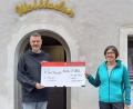 Bild: Martina Heberl, Weltladen Auerbach/exb
Bruder Samuel von den Missionsbenediktinern aus Münsterschwarzach und Christine Nickl-Dötsch mit dem symbolischen Scheck.