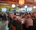 Bild: rdh
Am Pfingstwochenende feierte die Blaskapelle Thanhausen im Saal der Mehrzweckhalle Thanhausen ihr 85-jähriges Bestehen. Auf der Bühne Dirigent Alexander Franz bei der Begrüßung am Sonntagabend. Im Hintergrund auf der Bühne die "Schnapperler".