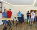 Bild: Houschka
Im Tiefgeschoss des Fensterbacher Rathauses ist mit einem Kostenaufwand von rund 35 000 Euro ein neuer Bereich für standesamtliche Trauungen entstanden. Die Bauarbeiten sind unterdessen abgeschlossen, nur die Möbel fehlen noch. Bei ihrem Besuch wurde den Gemeinderäten die Maßnahme durch Bürgermeister Christian Ziegler (Zweiter von links) vorgestellt.