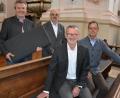 Bild: jr
Neue Sitzbankauflagen für die Basilika im Wert von 16.000 Euro finanzierte der Förderverein „Freunde der Basilika Waldsassen“. Über die Neuausstattung freuen sich (von links) Kirchenpfleger Martin Rosner, Fördervereinsvorstandsmitglied Johannes Röttges, Stadtpfarrer Dr. Thomas Vogl sowie Zweiter Vorsitzender Willi Prechtl.