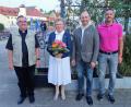 Bild: tra
Pfarrer Slawomir Niemczewski (links), Bürgermeister Hans Ram (Zweiter von rechts) und Dritter Bürgermeister Roland Müller (rechts) gratulieren Renate Kastl zu deren Auszeichnung.