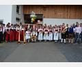 Bild: jr
Seinen 70. Geburtstag feierte am Pfingstwochenende Peter Dotzauer (sitzend). Dazu gratulierten unter anderem die Blaskapelle Reuth, die Alphornbläser aus Großkonreuth, die Feuerwehr Mitterteich und der Burschenverein Mitterteich.