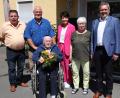 Bild: jma
Der Jubilar Josef Wagner mit Angehörigen und Gratulanten: (von links) Neffe Günter Sertl, Sohn Richard, Pflegeheimleiterin Simone Katzer, Tochter Anneliese und Bürgermeister Joachim Neuß.