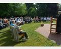 Bild: jr
Zahlreiche Gläubige waren am Pfingstsonntag zum Freiluftgottesdienst in den Garten der evangelischen Friedenskirche Waldsassen gekommen. Rechts im Bild Pfarrerin Dr. Stefanie Schön.