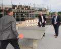 Bild: ige
An der Tischtennisplatte liefern sich Minister Albert Füracker (Mitte) und Realschuldirektor Martin Zimmermann (links) ein Match mit Landrat Richard Reisinger (rechts) als Schiedsrichter.