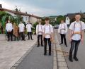 Bild: jow
Der Lintacher Pfingstlümmelwagen mit den beteiligten jungen Burschen (von links) Christian Breßling, der unbekannte Pfingstlümmel, Maximilian Birner, Christian Scharl, Andreas Forster, Phillip Breitschaft, Konrad Knorr und Samuel Koller.