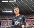 Bild: Christian Charisius/dpa
Gequältes Lächeln: Joshua Kimmich wurde unmittelbar vor dem Spiel gegen England als Nationalspieler des Jahres ausgezeichnet.