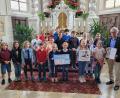 Bild: hir
Professor Hugo Segerer (rechts) konnte in der Pfreimder Pfarrkirche von den Kommunionkindern eine Spende in Höhe von 863 Euro für Kuno entgegennehmen.