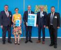 Bild: Christian Blaschka/exb
Heimat- und Finanzminister Albert Füracker (Mitte) überreicht den Förderbescheid für das „Digitale Innenentwicklungsmanagement“ an (von links) Hans-Martin Schertl (AOVE-Vorstandsvorsitzender), AOVE-Geschäftsführerin Katja Stiegler, AOVE-Sprecher Bernhard Lindner und Projektmanager Stephan Gruber.