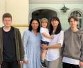 Bild: roa
Claudia Schörner (Zweite von links) ist Patin für Kirill, Luca, Tanja und Grigo (von links). Die Ambergerin hat die Familie aus der Ukraine ins Herz geschlossen. "Ich wusste irgendwie, dass es passen wird."
