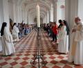 Bild: hmr
Die Lichterprozession durch den Kreuzgang der Zisterzienserinnen-Abtei Waldsassen war einer der Höhepunkte der gut besuchten Geist-Zeit in der Klosterkirche.