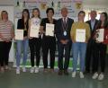 Bild: öt
Stolz präsentierten die deutschen Pokalmeister der Verbandsliga ihre Urkunden und den Pokal. Unsere Aufnahme zeigt Gemeinderätin Simone König, die Pokalsiegerinnen Emily Sischka, Antonia Schraml, Trainerin Christina Stock-Schönfelder, Bürgermeister Peter König, Emilia Schönfelder, Gemeinderat Dr. Günther Fütterer und Saskia Sacher mit dem Siegerpokal.