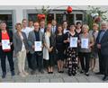 Bild: jr
Jahrzehntelange Mitarbeiter ehrte kürzlich die Metzgerei Grillmeier. Im Bild (von links) Karin Waidhas, Christa Neubauer-Kreutzer, Thomas Brunner, Paul Grillmeier, Josef Bauer, Metzgermeister Andreas Grillmeier und dessen Frau Eva-Maria, Bürgermeister Stefan Grillmeier, Theresa Grillmeier, Gerlinde Haberkorn, Andrea Benner, Judith Lohrer, Roswitha Kreiner sowie die Seniorchefs Gabi und Hans Grillmeier.