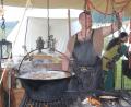 Bild: ral
Der Kessel war am Ende leer, das Wikingeressen kam bei den hungrigen Gästen des Marktes gut an.